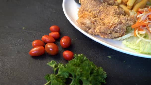 Primer Plano Pollo Frito Con Papas Fritas Sobre Fondo Oscuro — Vídeo de stock