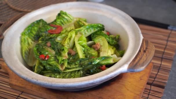 Material Primer Plano Deliciosa Ensalada Con Lechuga Tazón Mesa — Vídeos de Stock