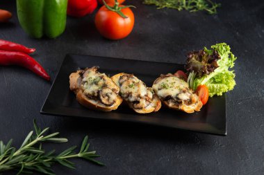 Sarımsaklı, peynirli ve otlu kızarmış ekmek.