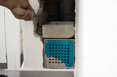 Duvarları tuğlayla güçlendiren inşaat işçisi. 