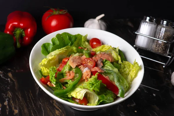 Ensalada Salmón Ahumado Con Fondo Oscuro — Foto de Stock