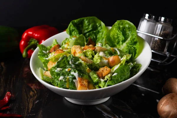 Close Tiro Salada César Banhado Com Fundo Escuro — Fotografia de Stock