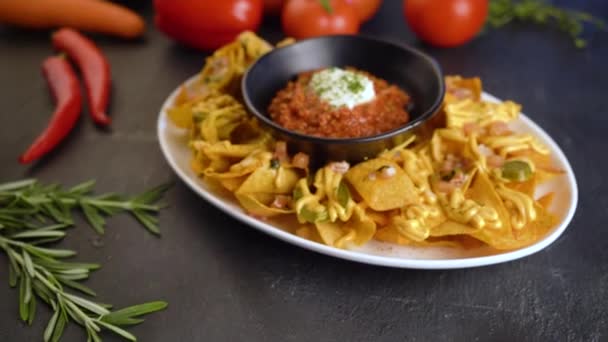 Primer Plano Imágenes Deliciosos Nachos Con Salsa Mesa — Vídeos de Stock