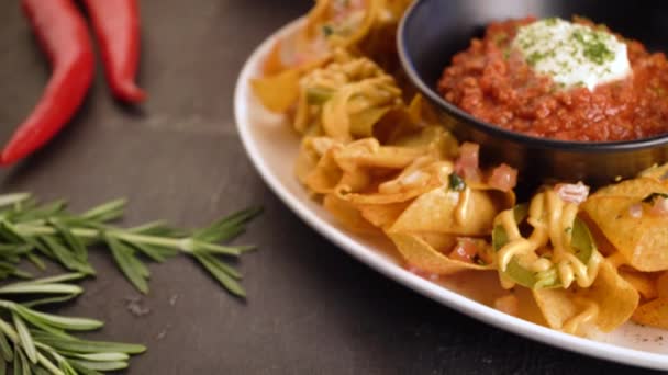 Primer Plano Imágenes Deliciosos Nachos Con Salsa Mesa — Vídeos de Stock