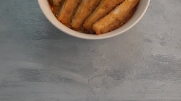 Närbilder Läckra Kryddiga Nudlar Med Kött Och Tofu Skålen Bordet — Stockvideo