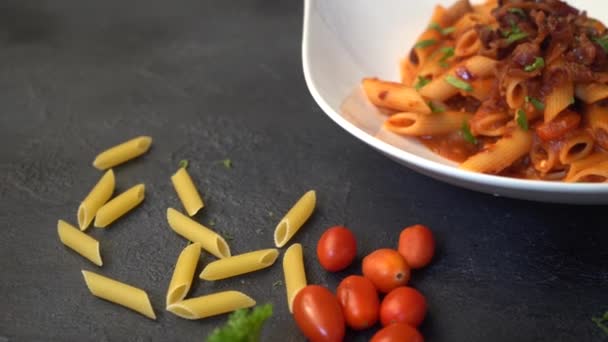 Κοντινό Πλάνο Νόστιμα Ζυμαρικά Σάλτσα Ντομάτας Στο Τραπέζι — Αρχείο Βίντεο