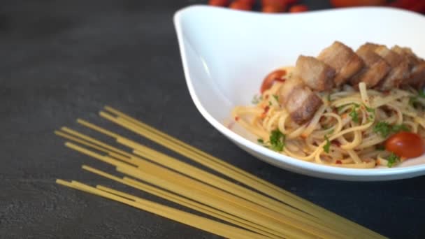 Primer Plano Imágenes Deliciosos Espaguetis Con Filete Rodajas Tazón Mesa — Vídeo de stock