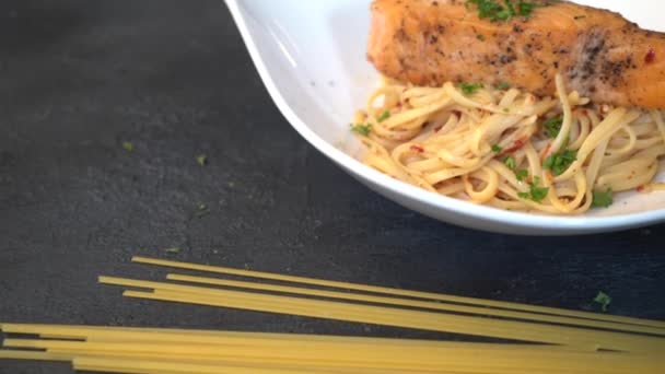 Primer Plano Imágenes Deliciosos Espaguetis Con Filete Salmón Tazón Mesa — Vídeo de stock