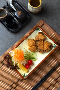 Yakın plan kızarmış tavuk kareage 'i. 