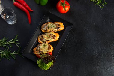 Sarımsaklı kızarmış ekmeğin yakın plan çekimi.