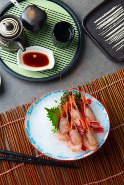 Asya restoranında karidesli sashimi sosu.