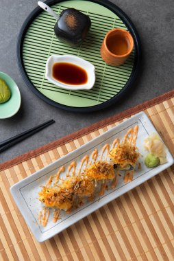 Avokado suşisinin gri arkaplanlı yakın plan çekimi.