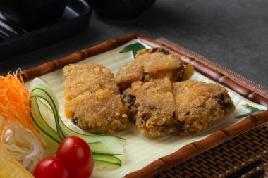 Yakın plan kızarmış tavuk kareage 'i. 