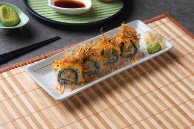 Avokado suşisini bambu kapağına yakın plan çek.