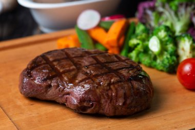 Masada servis edilen leziz ızgara et madalyonlarının yakın plan çekimi.