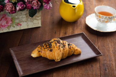 Çikolata parçacıklarıyla dolu kruvasanın yakın plan çekimi.