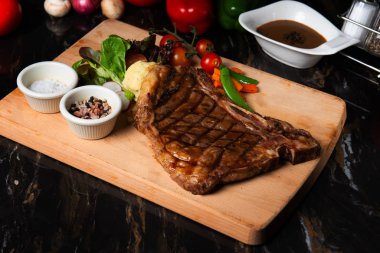 Mükemmel pişirilmiş orta pişmiş fileto mignon biftek.