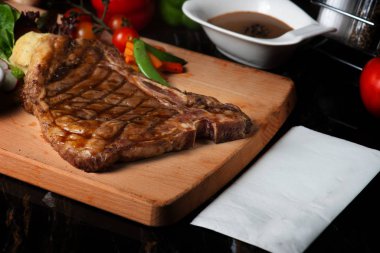 Mükemmel pişirilmiş orta pişmiş fileto mignon biftek.