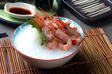 Asya restoranında karidesli sashimi sosu.