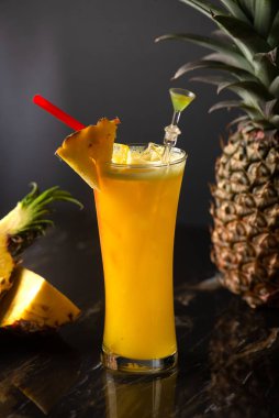 Yakın çekim Pineapple dilimleri ve meyve suyu ahşap masada.