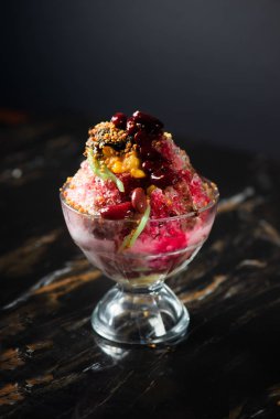 Malezya geleneğine yakın çekim Cendo adında buzlu tatlı.