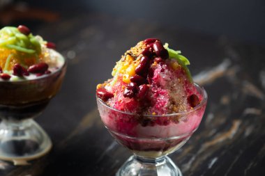 Malezya geleneğine yakın çekim Cendo adında buzlu tatlı.