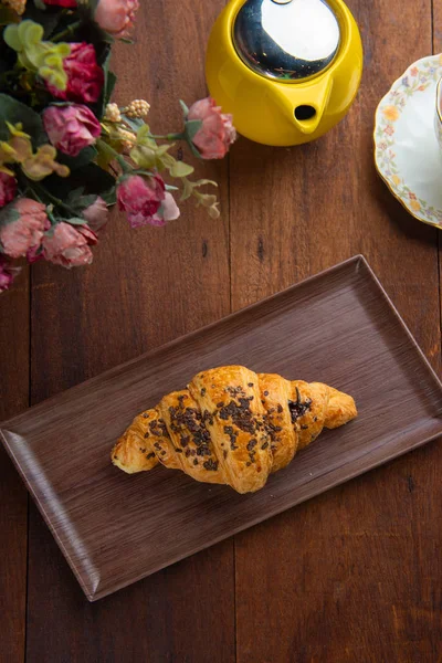 Primer Plano Croissant Lleno Chips Chocolate Mesa Madera — Foto de Stock