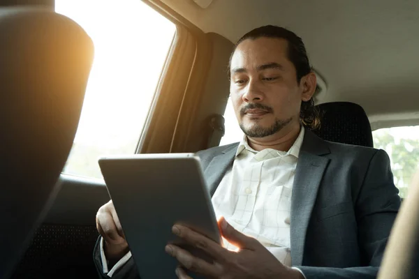 Hombre Negocios Oriente Medio Viajando Coche Con Ordenador Portátil —  Fotos de Stock