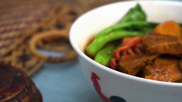 Imagens Close Deliciosos Macarrão Picante Com Carne Tofu Tigela Mesa — Vídeo de Stock