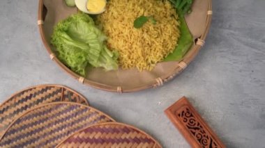 Lezzetli pirinç ve sebzelerin yakın plan görüntüleri.