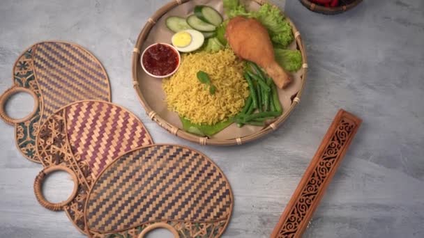 Plans Rapprochés Délicieux Riz Poulet Frit Sur Table — Video