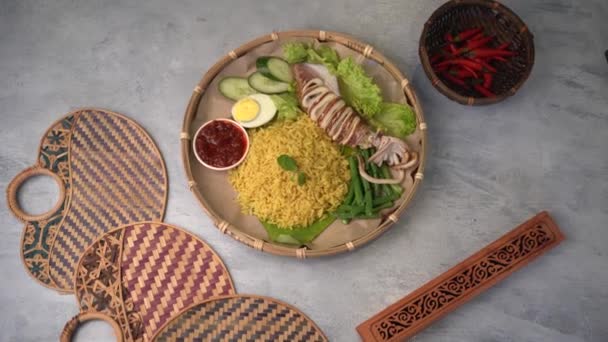 带有蔬菜和灾难环的美味辣米饭的特写镜头在桌上 — 图库视频影像