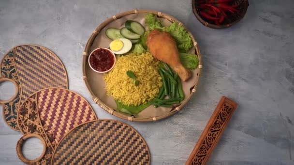 Nahaufnahmen Von Köstlichem Reis Und Frittiertem Huhn Auf Dem Tisch — Stockvideo