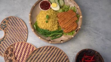 Türmerik pirincin yakın çekim görüntüleri köri ya da nasi kunyit kuning, Malezya 'da popüler yemek