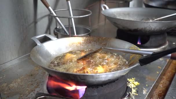 Zblízka Záběry Lahodného Masa Vaření Oleji Pánvi Wok Kuchyni Restaurace — Stock video