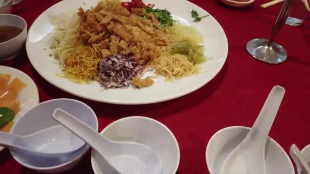 Nahaufnahme Von Köstlichem Reis Und Tofu Auf Festem Tisch Restaurant — Stockvideo