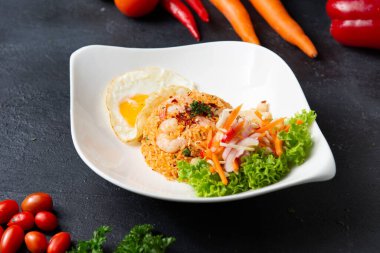 Nasi Goreng 'in yakın çekimi, geleneksel kızarmış pirinç. 
