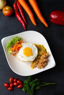 Japon karaçağı tavuklu pilav ve köri.