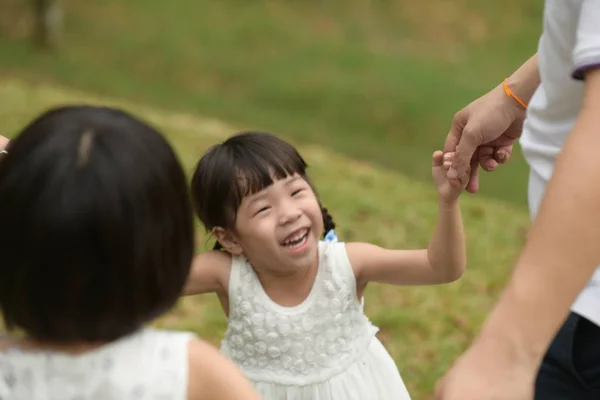 Lycklig Asiatisk Flicka Leker Med Familjen — Stockfoto