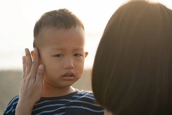 Asiatisk Pojke Gråter Med Mor Tröstande — Stockfoto