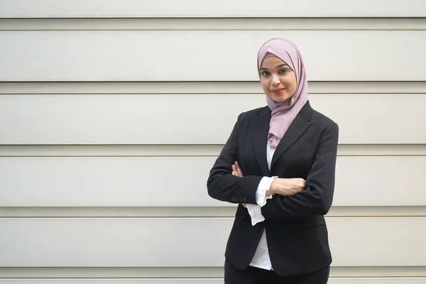 Young Asian Muslim Business Woman Head Scarf — Stock Photo, Image