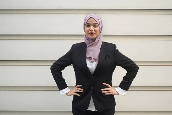 Young Asian Muslim Business Woman Head Scarf — Stock Photo, Image