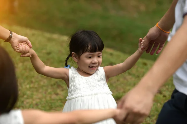 Lykkelig Asiatisk Jente Som Leker Med Familien – stockfoto