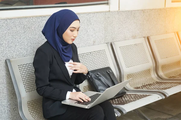 Vonzó Női Muszlim Egy Laptopon Telefonon — Stock Fotó