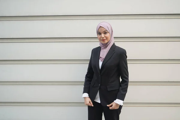 Young Asian Muslim Business Woman Head Scarf — Stock Photo, Image