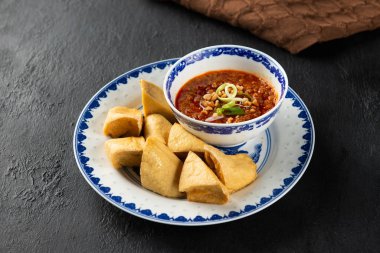 Fıstık soslu kızarmış tofu, vejetaryen ya da vejetaryen yemeği.