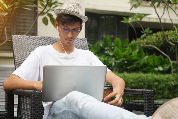 Bello Asiatico Adolescente Maschio All Aperto Utilizzando Laptop — Foto Stock
