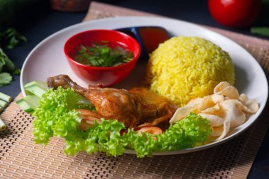 Geleneksel Malay usulü tavuk pilavı veya nasi ayam