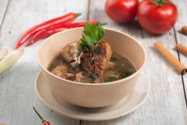 Arka planda geleneksel tavuk çorbası