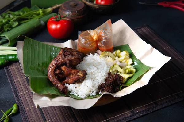 Nasi Ayam Goreng Tradisional Dengan Herbal Cabe Dan Acar Mentimun — Stok Foto